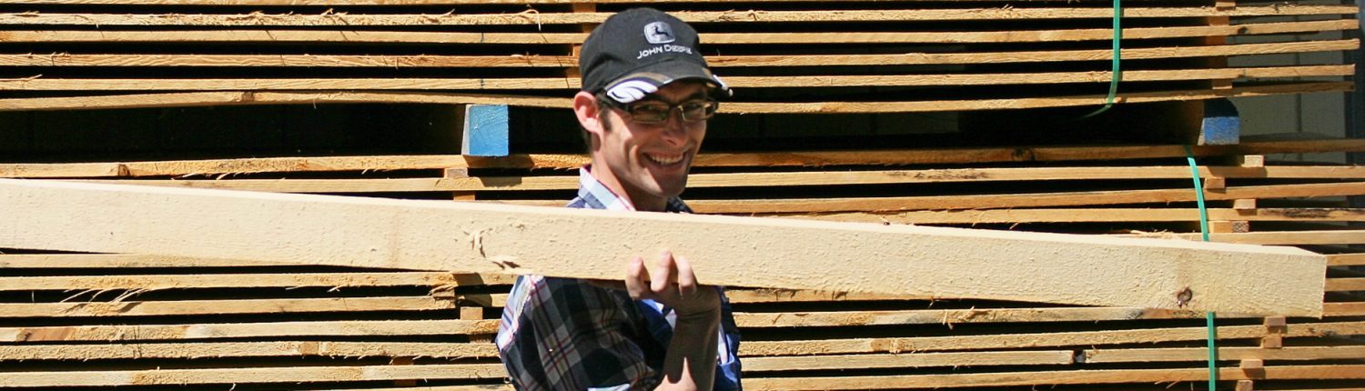 Mensch mit Beeinträchtigung in der Schreinerei