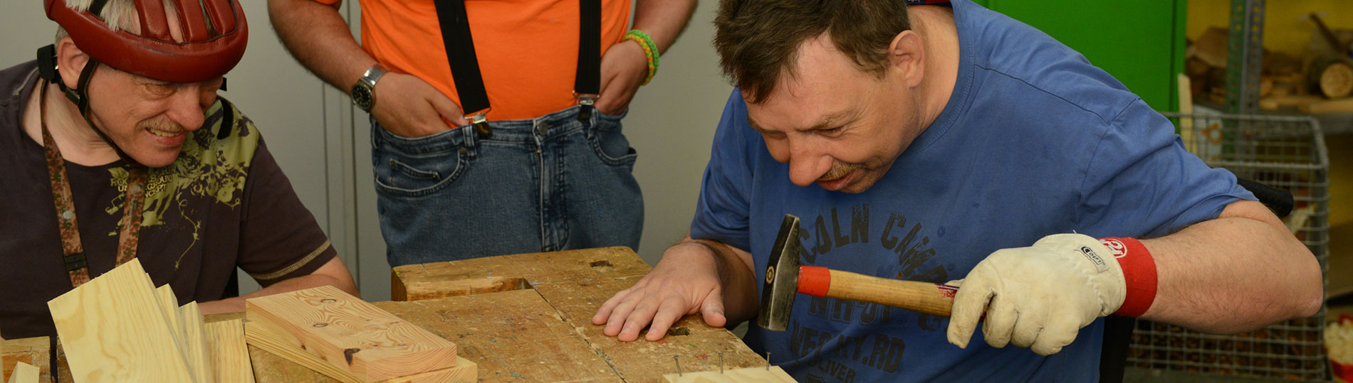 2110-Arbeit-Plus-03 Beschäftigte beim Hämmern im Bereich Arbeit Plus