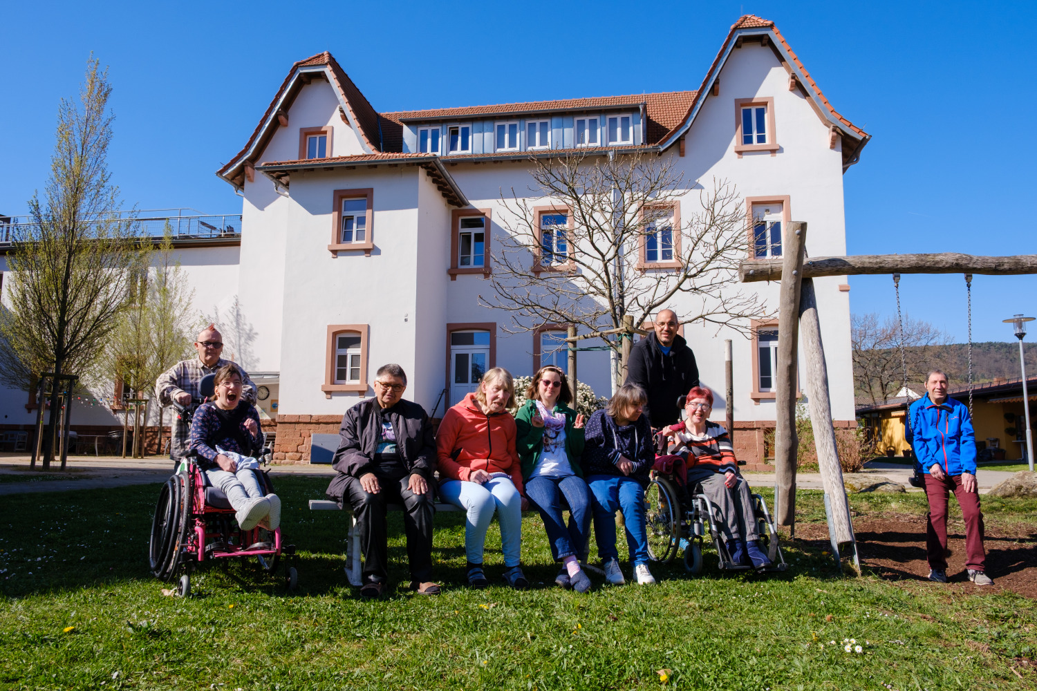 Eine Gruppe von Menschen mit Behinderung vor dem Wohnheim der Lebenshilfe Bad Dürkheim
