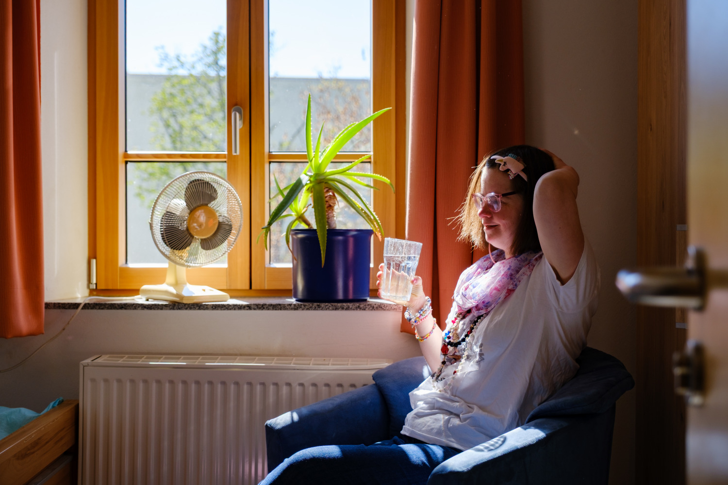Anne im Sommer in ihrem Zimmer des Wohnheims der Lebenshilfe Bad Dürkheim
